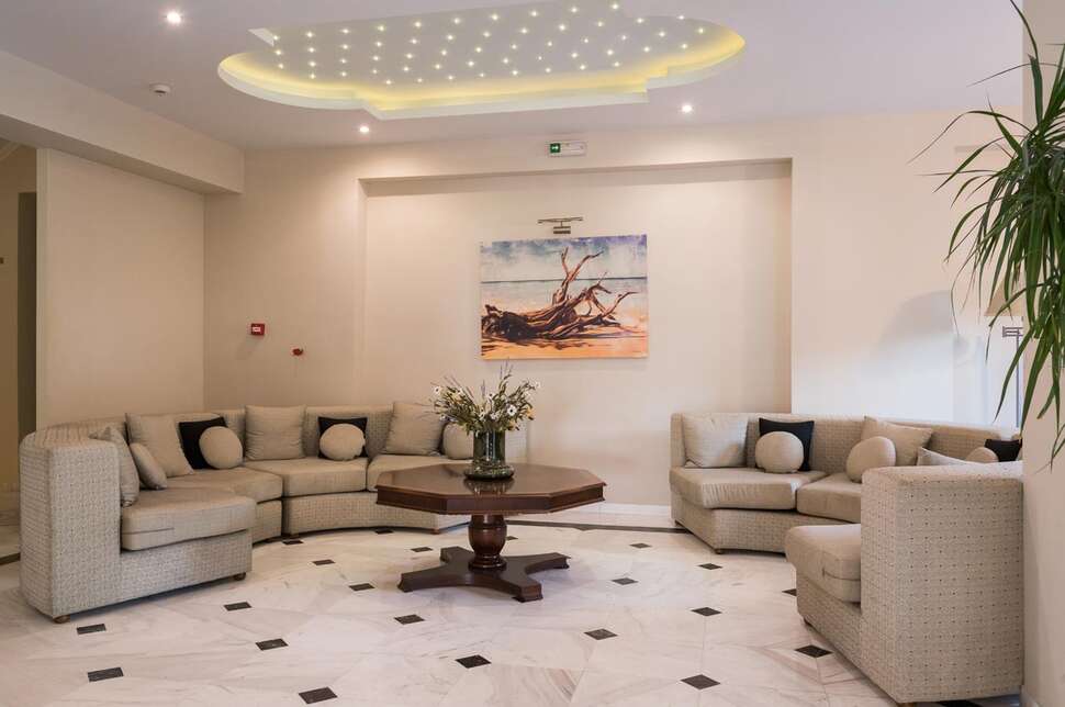 Een foto van het interieur van Windmill Hotel
