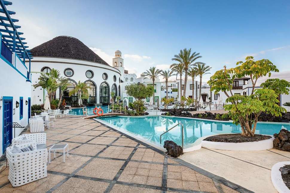 Een foto van het zwembad bij Hotel Livvo Volcan Lanzarote