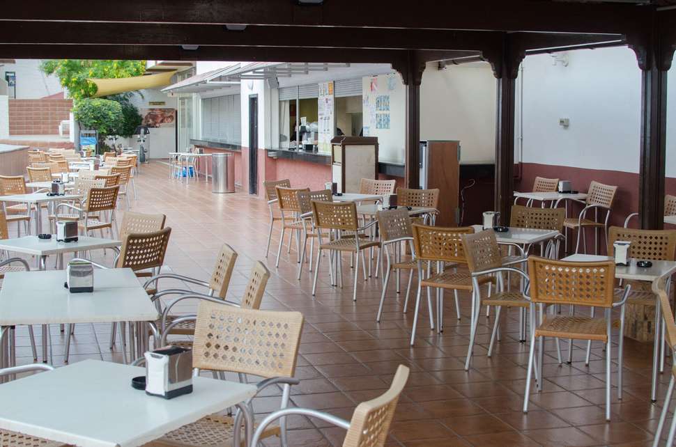 Een foto van het terras bij Catalonia Punta Del Rey