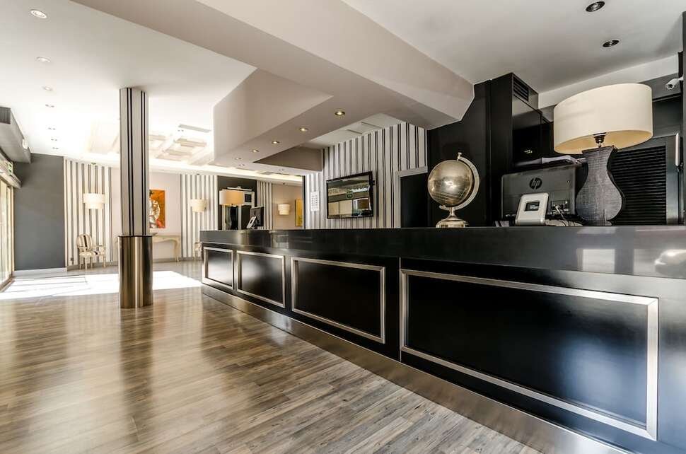 Een foto van het interieur van Senator Hotel Virgen De Los Reyes