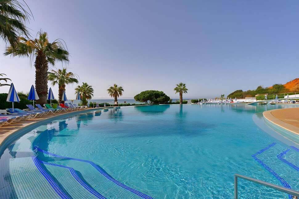 Een foto van het zwembad bij Grand Muthu Oura View Beach Club