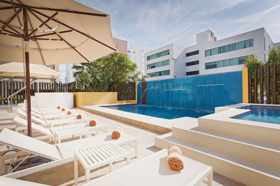 Een foto van het zwembad bij La Quinta Inn & Suites Cancun