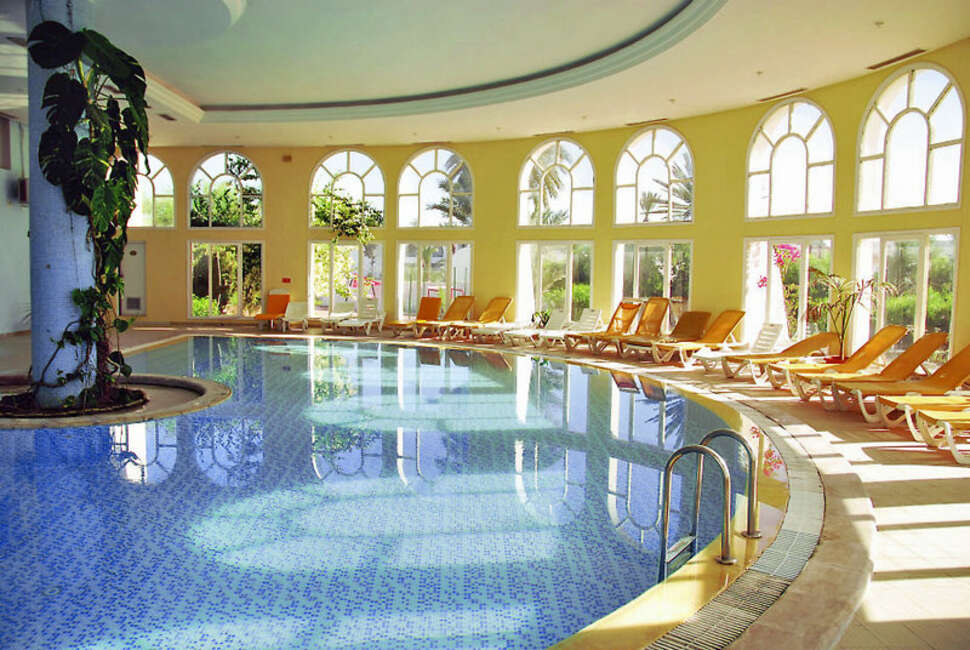 Een foto van het zwembad bij Cedriana Hotel