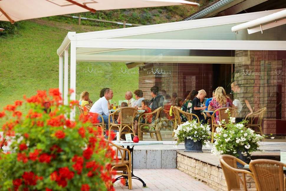 Een foto van het terras bij Parc la Clusure