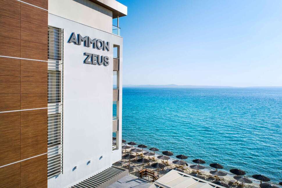 Ein Foto von der Außenansicht des Ammon Zeus Hotel