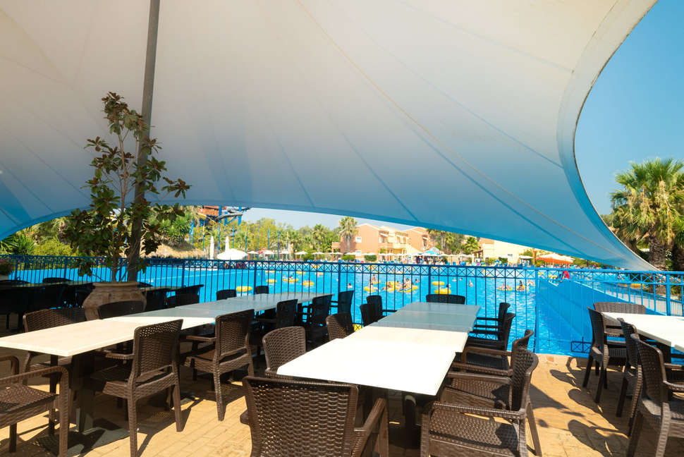 Een foto van het terras bij Aqualand Resort