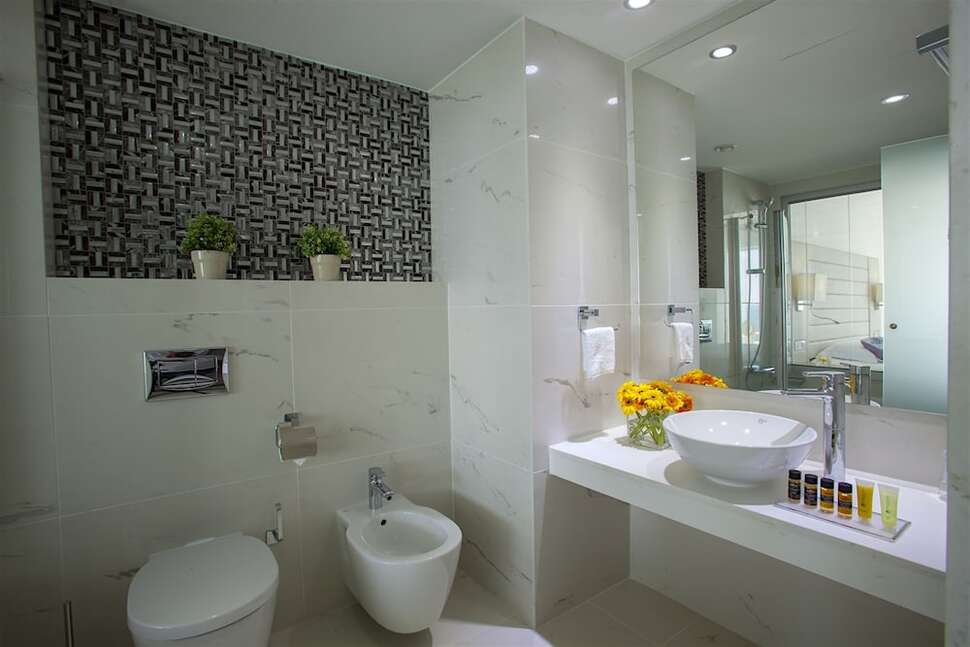 Ein Foto The King Evelthon Beach Hotel & Resort