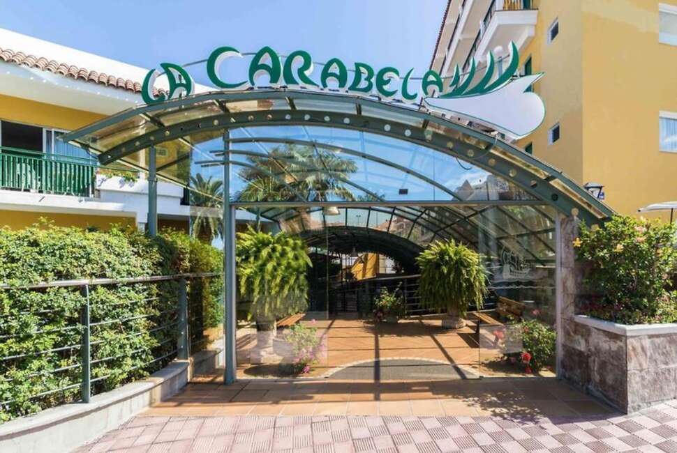 Een foto van de buitenkant van Appartementen La Carabela