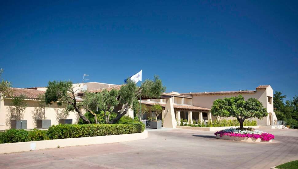 Een foto van de buitenkant van San Teodoro Hotel