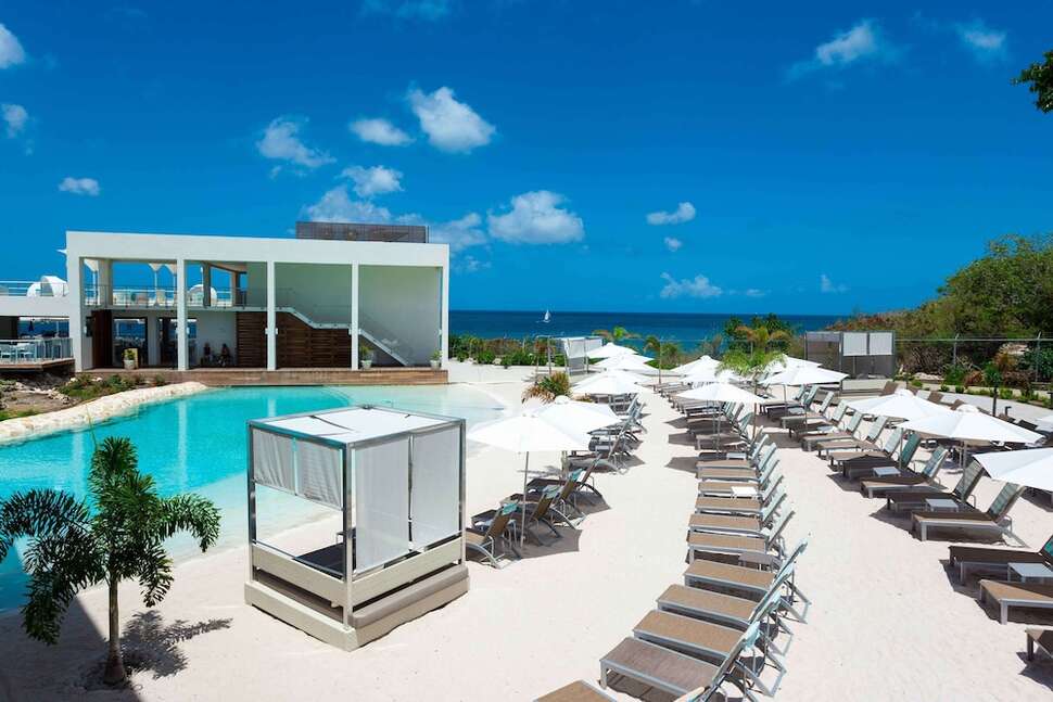 Een foto van het zwembad bij Sonesta Ocean Point
