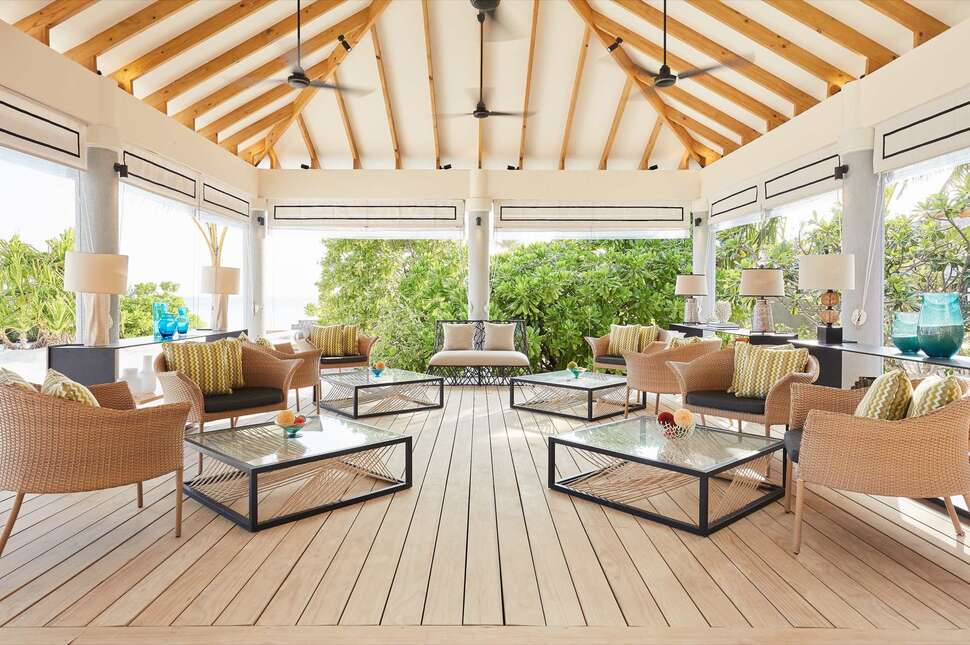 Een foto van het terras bij NH Collection Maldives Havodda Resort