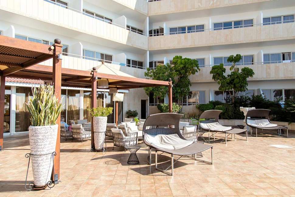 Een foto van het terras bij TUI Blue Atlantica Bay