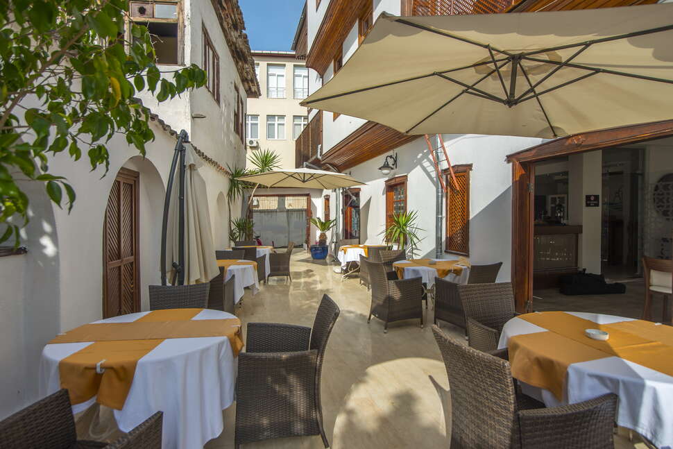Een foto van het terras bij Hotel Argos