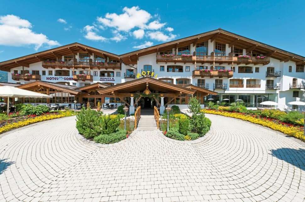 Een foto van de buitenkant van Hotel Sonne