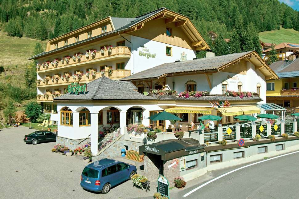 Een foto van de buitenkant van Familienhotel Berghof