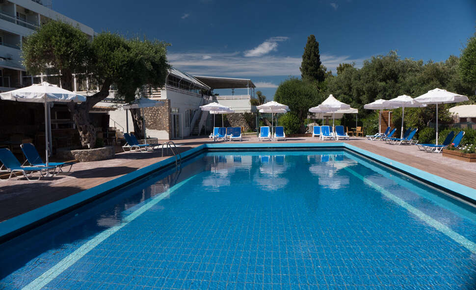 Een foto van het zwembad bij Golden Alexandros Hotel