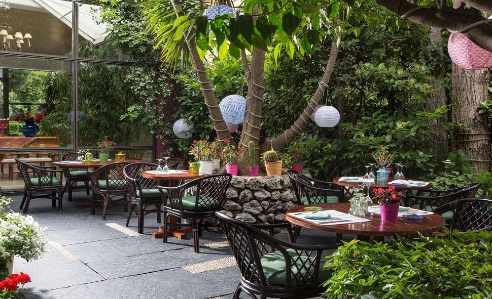 Een foto van het terras bij Dionysos Hotel