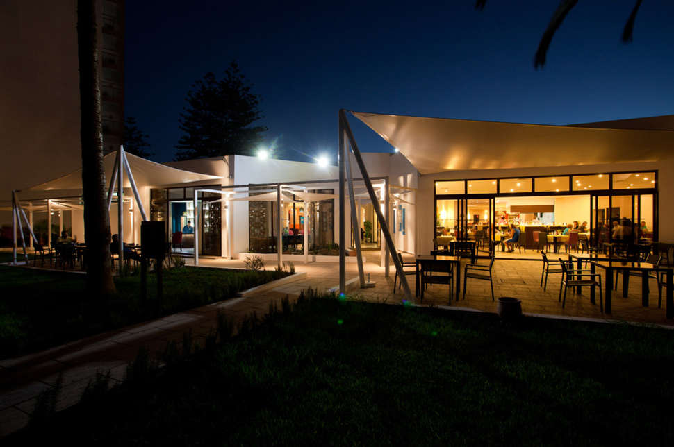 Een foto van het terras bij Kenzi Europa Hotel