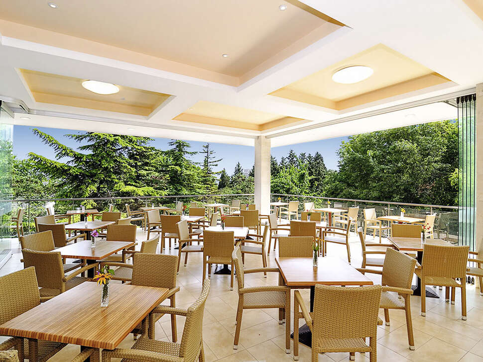 Een foto van het terras bij Hotel Atlas