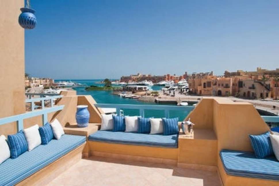 Ein Foto von der Terrasse im Captain's Inn Hotel