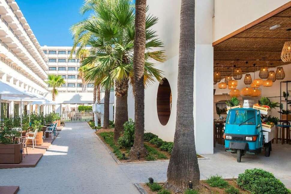 Een foto van het terras bij Innside by Melia Alcudia