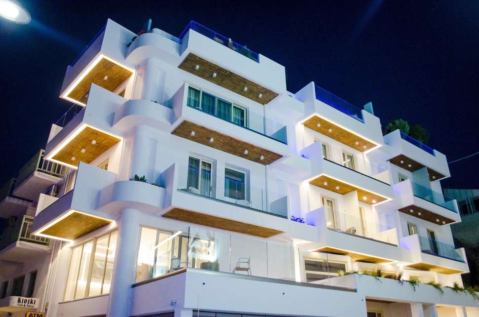 Ein Foto von der Außenansicht des Kahlua Hotel & Suites