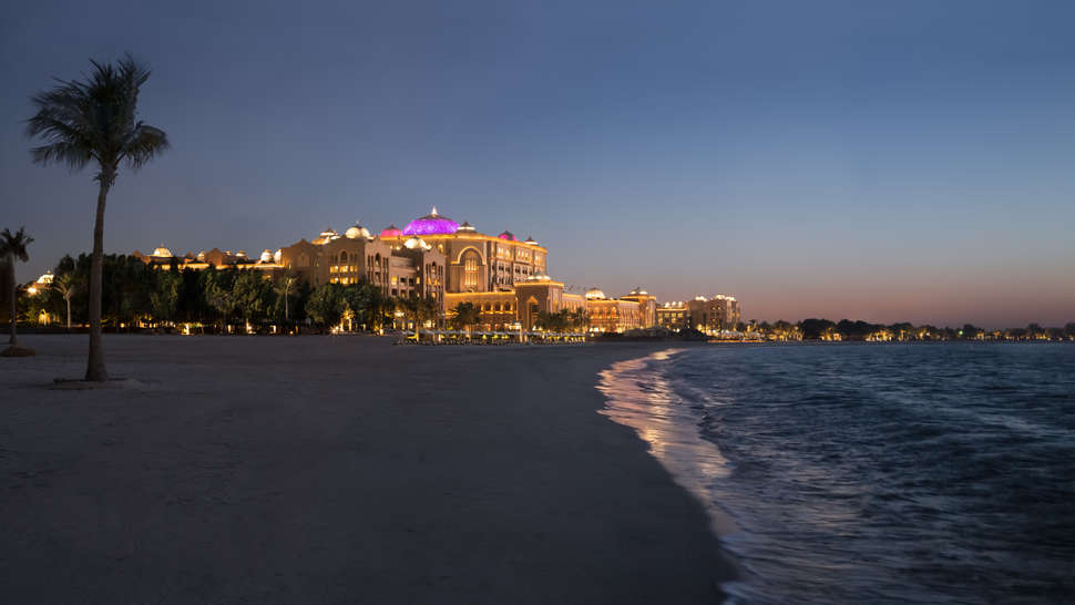 Een foto van het strand bij Emirates Palace Mandarin Oriental