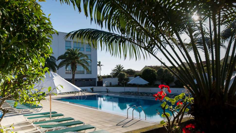 Een foto van het zwembad bij Azoris Royal Garden Hotel