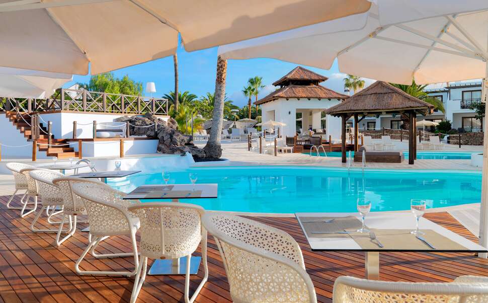 Een foto van het zwembad bij H10 White Suites