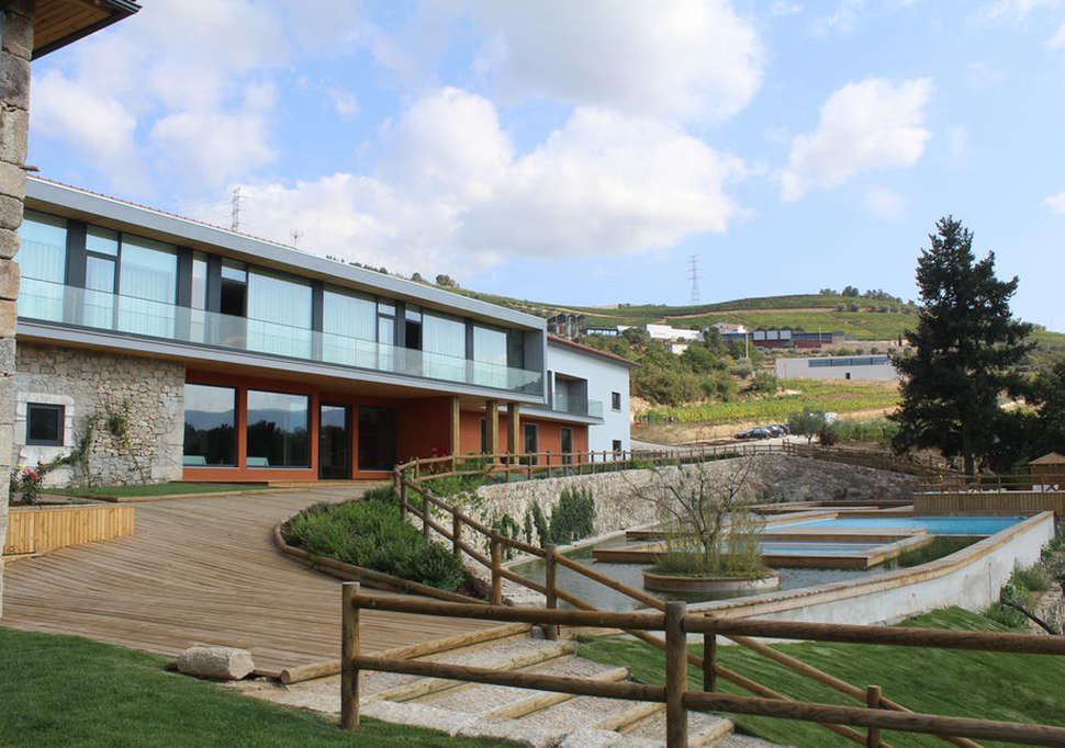 Ein Foto von der Außenansicht des Douro Cister Hotel