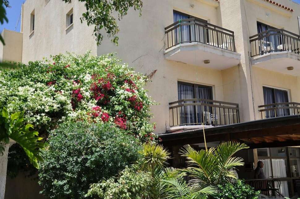 Ein Foto von der Außenansicht des Mariela Hotel Apartments