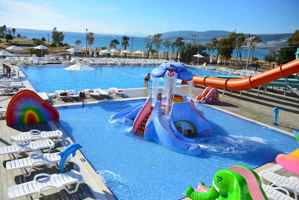 Een foto van het zwembad bij Ramada Resort by Wyndham Akbuk