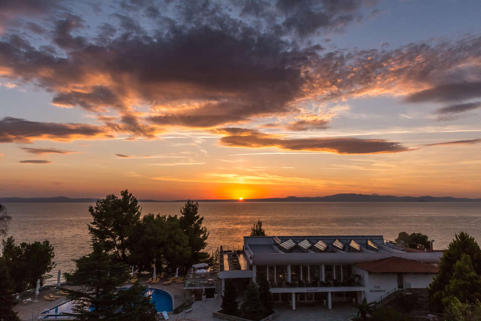 Een foto van de buitenkant van Alexander The Great Beach Hotel