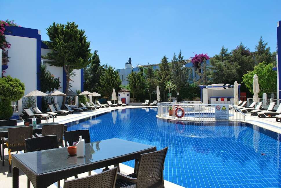 Ein Foto vom Pool im Serpina Hotel