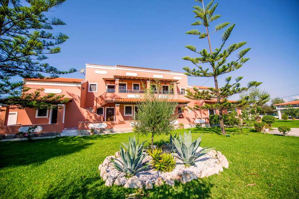 Een foto van de buitenkant van Appartementen Ionian Blue