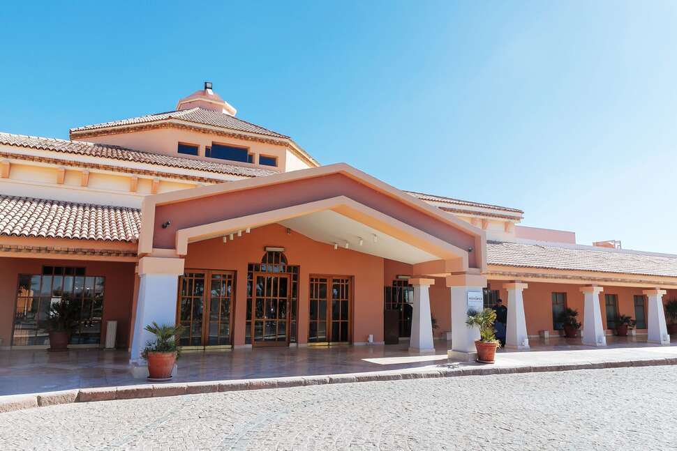 Een foto van de buitenkant van Mövenpick Resort & Spa El Gouna