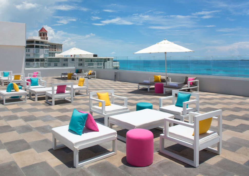 Een foto van het terras bij Aloft Cancun Hotel