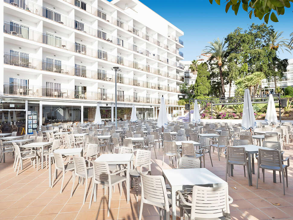 Een foto van het terras bij Hotel Best Siroco