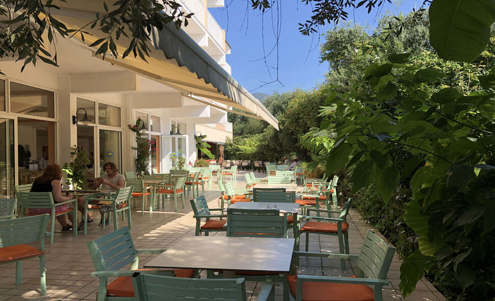 Ein Foto von der Terrasse im Ipsos Beach Hotel