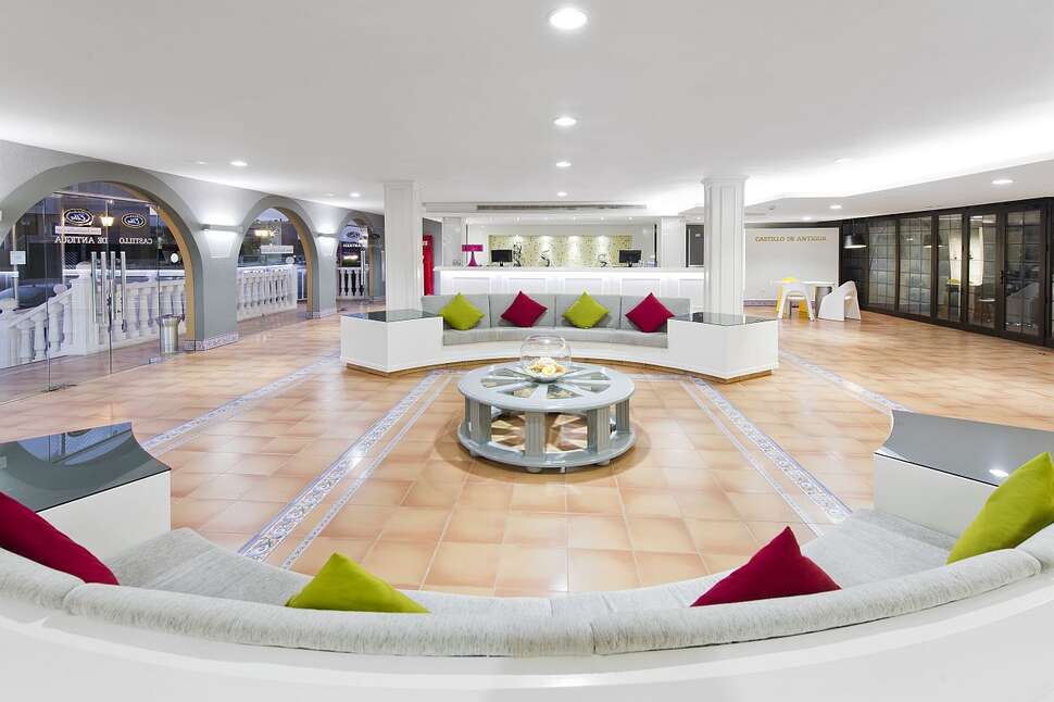 Een foto van het interieur van Elba Castillo San Jorge & Antigua Suite Hotel