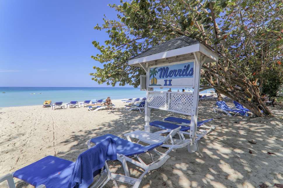 Een foto van het strand bij Merril's Beach Resort II