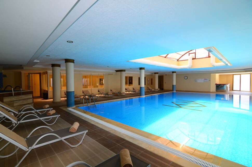 Een foto van het zwembad bij Azka Otel