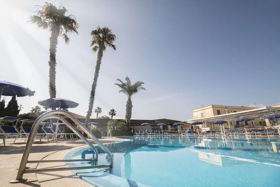 Een foto van het zwembad bij Delfino Beach Hotel
