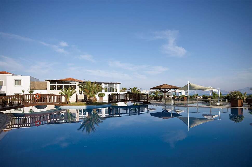 Een foto van het zwembad bij Magic Life Marmari Palace Imperial