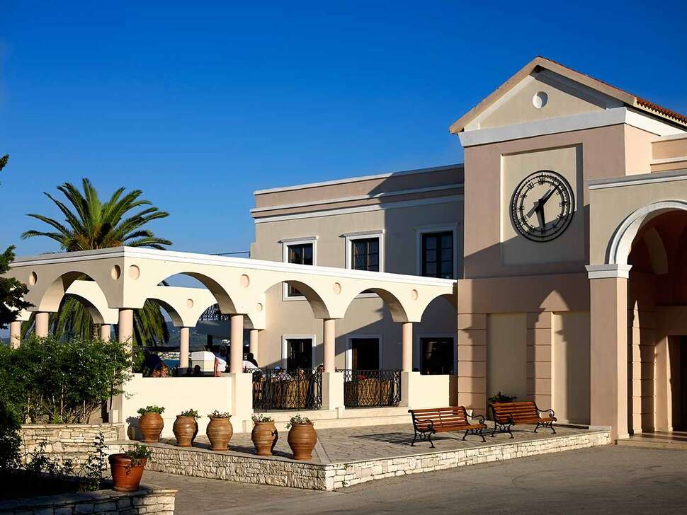 Een foto van de buitenkant van Roda Beach Resort & Spa