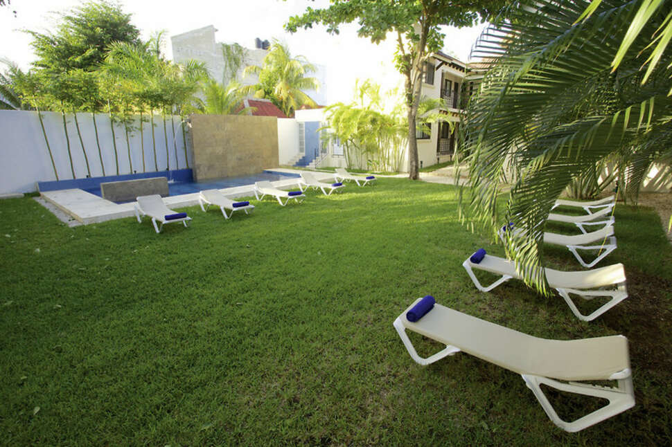 Een foto van het terras bij Nina Hotel & Beach Club