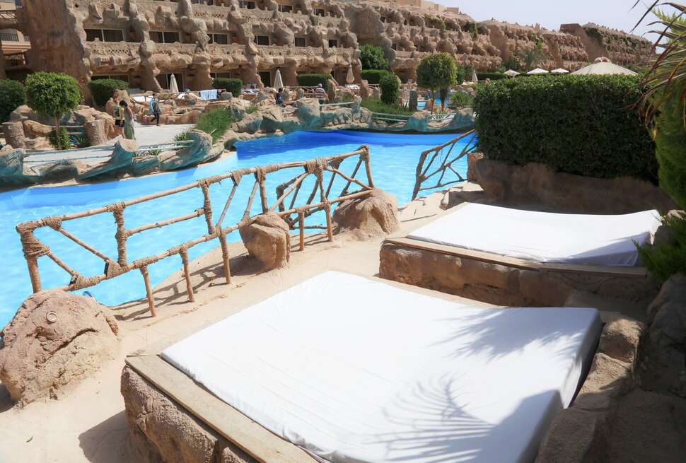 Een foto van het zwembad bij Caves Beach Resort