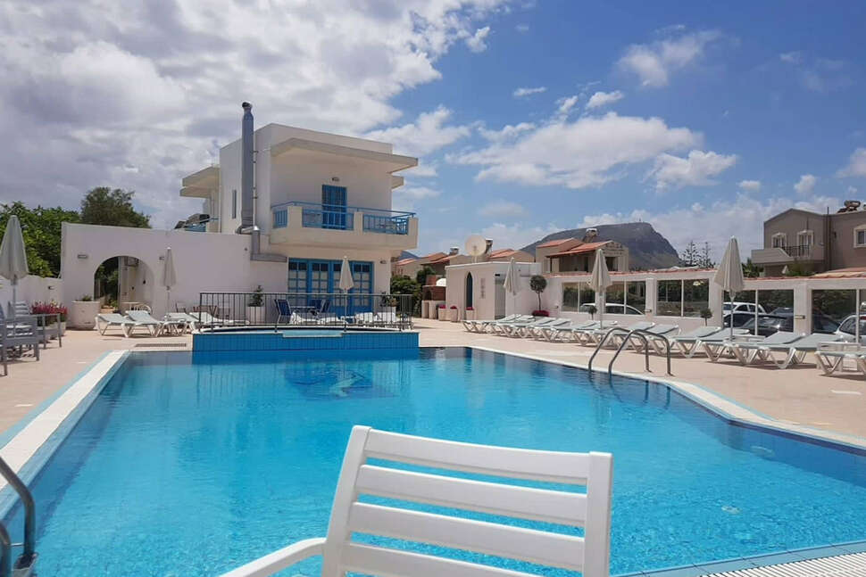 Een foto van het zwembad bij Kasapakis Aparthotel