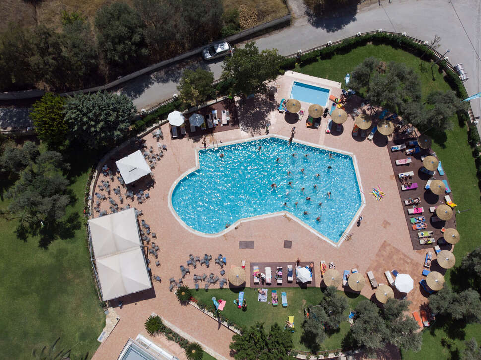 Een foto van het zwembad bij Evia Riviera Resort