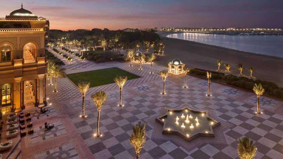 Een foto van het strand bij Emirates Palace Mandarin Oriental